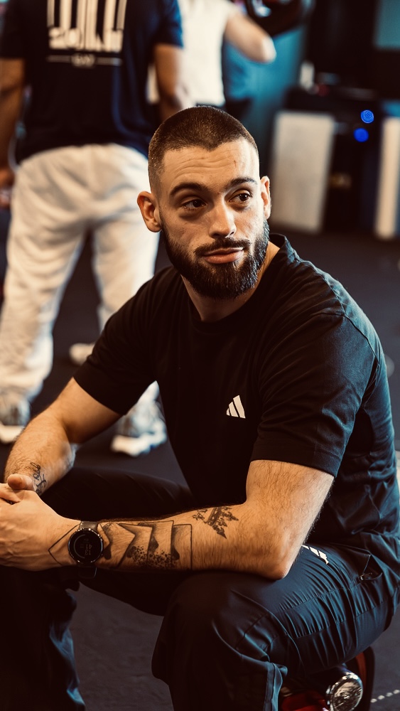 Raphaël Koctas, fondateur d'On the Move, assis dans une salle d'entraînement.